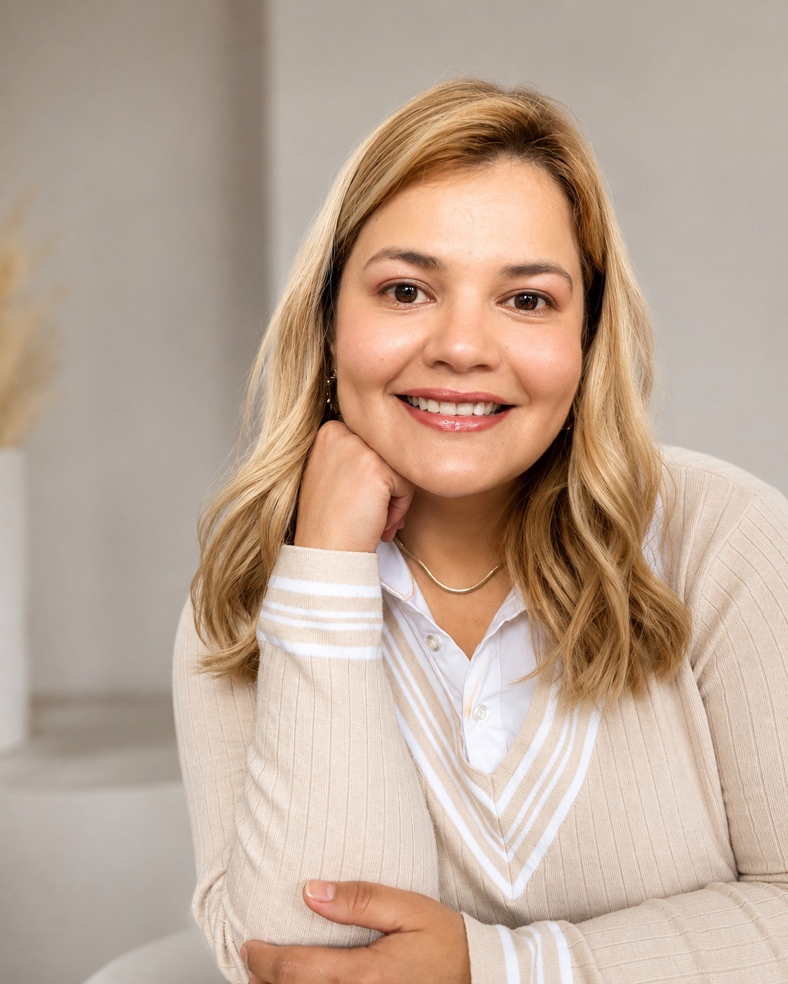 Retrato cercano de la psicóloga Daniela Ordoñez Rangel con la mano en el mentón